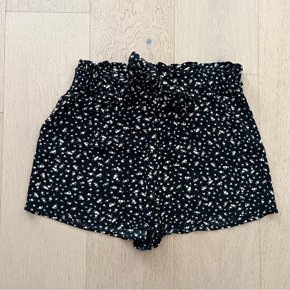 NWT Woman’s divided floral print shorts - size 10 - Picture 1 of 3